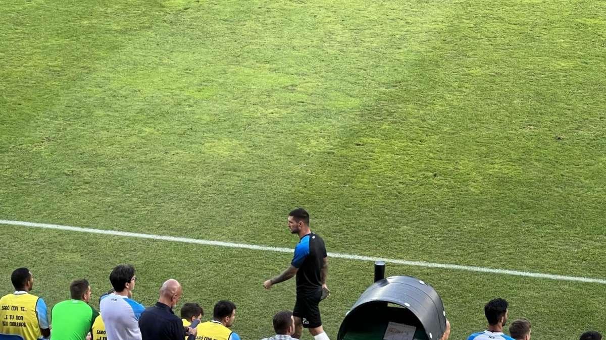 FOTO - Politano ko: segue la ripresa dalla panchina con una vistosa fasciatura 