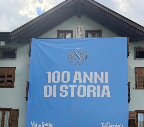 Ritiro Dimaro, mega striscione per i cento anni del Napoli: lo scatto
