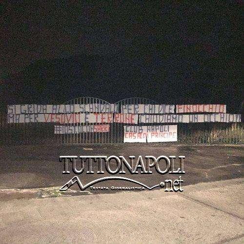 FOTO - Esposto striscione a Castelvolturno: "Scandalo per 'finocchio', ma per Vesuvio e Terrone chiudiamo un occhio..."
