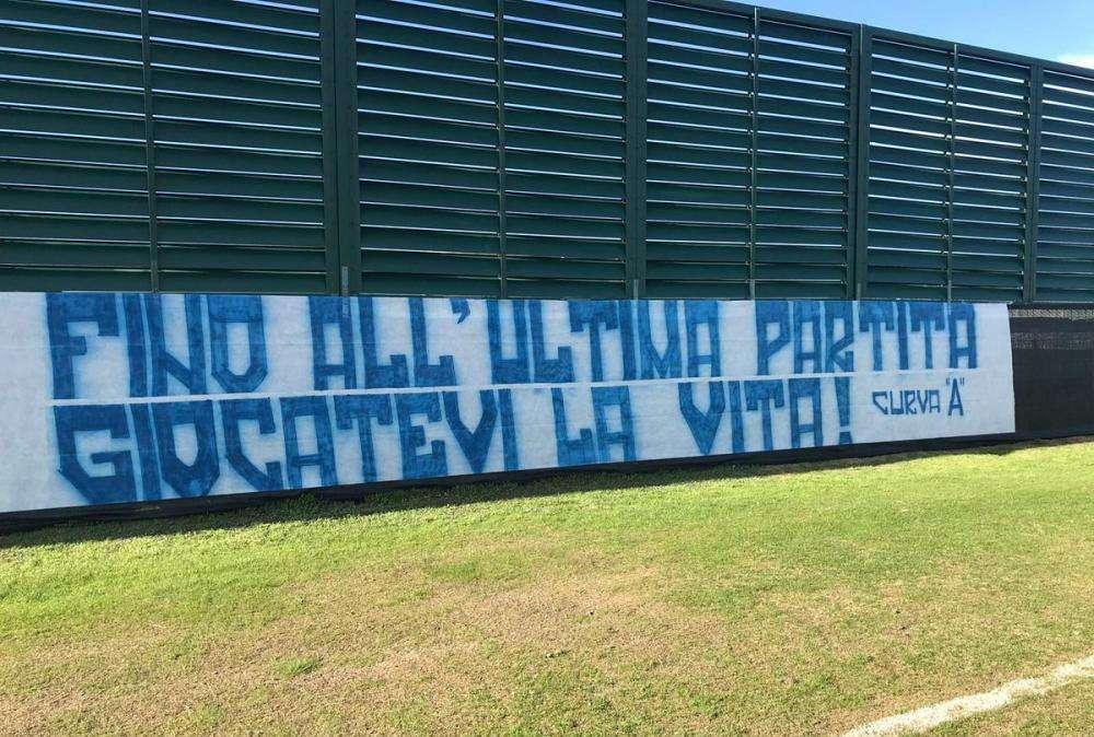 FOTO - I tifosi azzurri riempiono Castelvolturno, spunta uno striscione: "Fino all'ultima partita giocatevi la vita!"