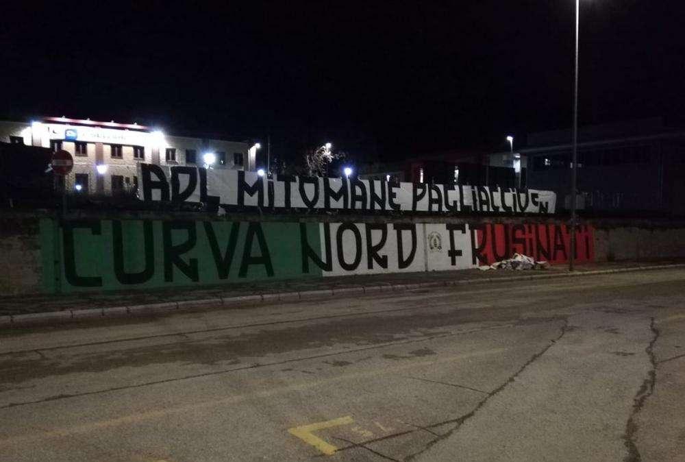 FOTO - Da Frosinone i tifosi rispondono ad ADL con uno striscione: "Mitomane pagliaccio!"