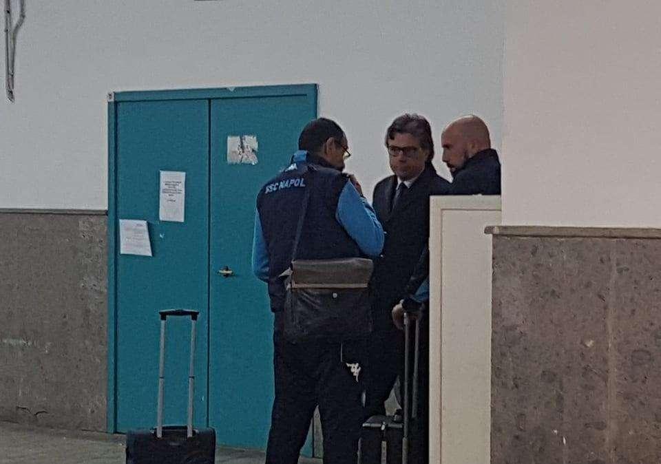 FOTO TN - Fitto colloquio all'uscita dallo stadio tra Sarri e Giuntoli, poi si unisce anche Reina 