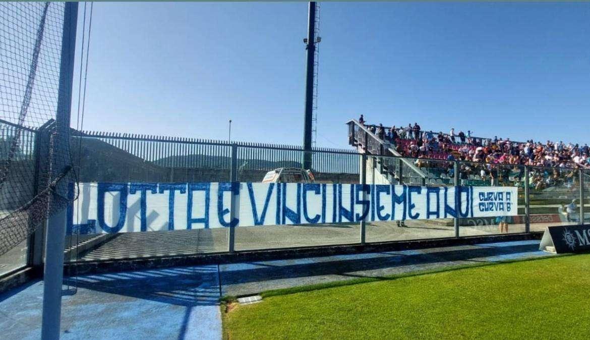 Ultras Curva A e B presenti al Patini, lo striscione congiunto: "Lotta e vinci insieme a noi"