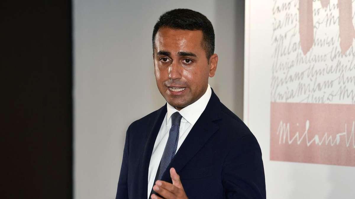 Di Maio: "Calcio grande industria, ma le priorità sono altre. Chiudere la A? Ascolteremo il CTS"