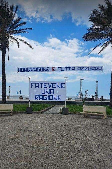 FOTO - Lo Scudetto a Mondragone: "E' tutta azzurra, fatevene una ragione!"