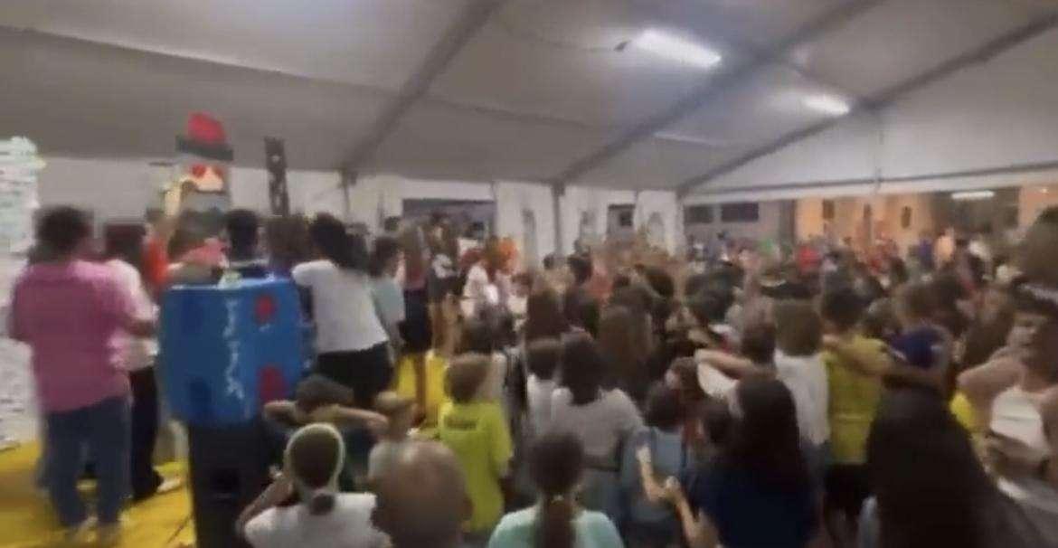 VIDEO - Vergogna in provincia di Brescia! Bambini all’oratorio cantano “Vesuvio erutta”
