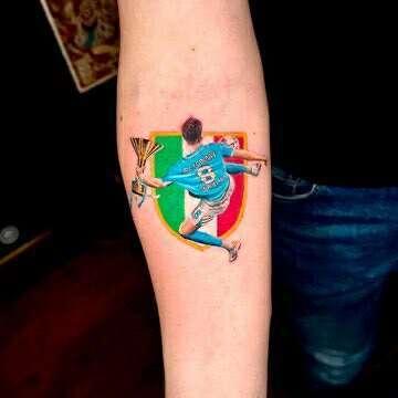 'Febbre McFratm' senza limiti: un tifoso si tatua la sforbiciata che è valsa lo Scudetto