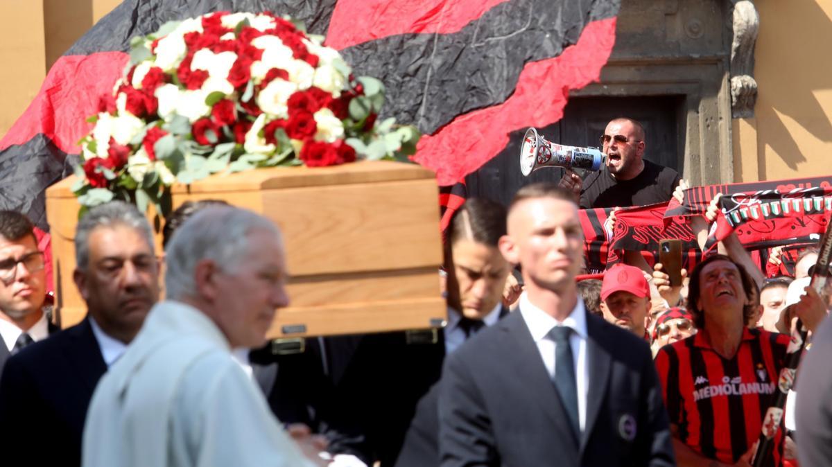 Funerali Baresi, gli ex compagni portano in feretro: cori per la bandiera rossonera