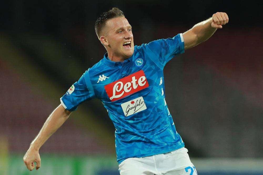 Il commento della SSC Napoli: "Un angelo polacco e un folletto fiammingo aprono al Diavolo le fiamme dell'inferno!"