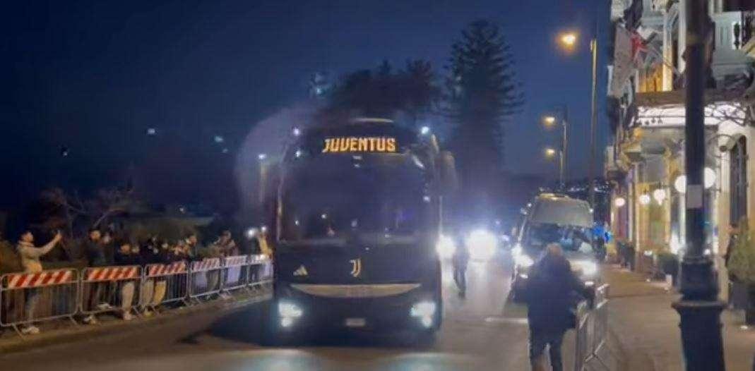 Juventus arrivata in hotel a Napoli: ecco l'accoglienza dei tifosi