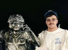 Che regalo per Geolier! Statua di Maradona installata sul terrazzo di casa