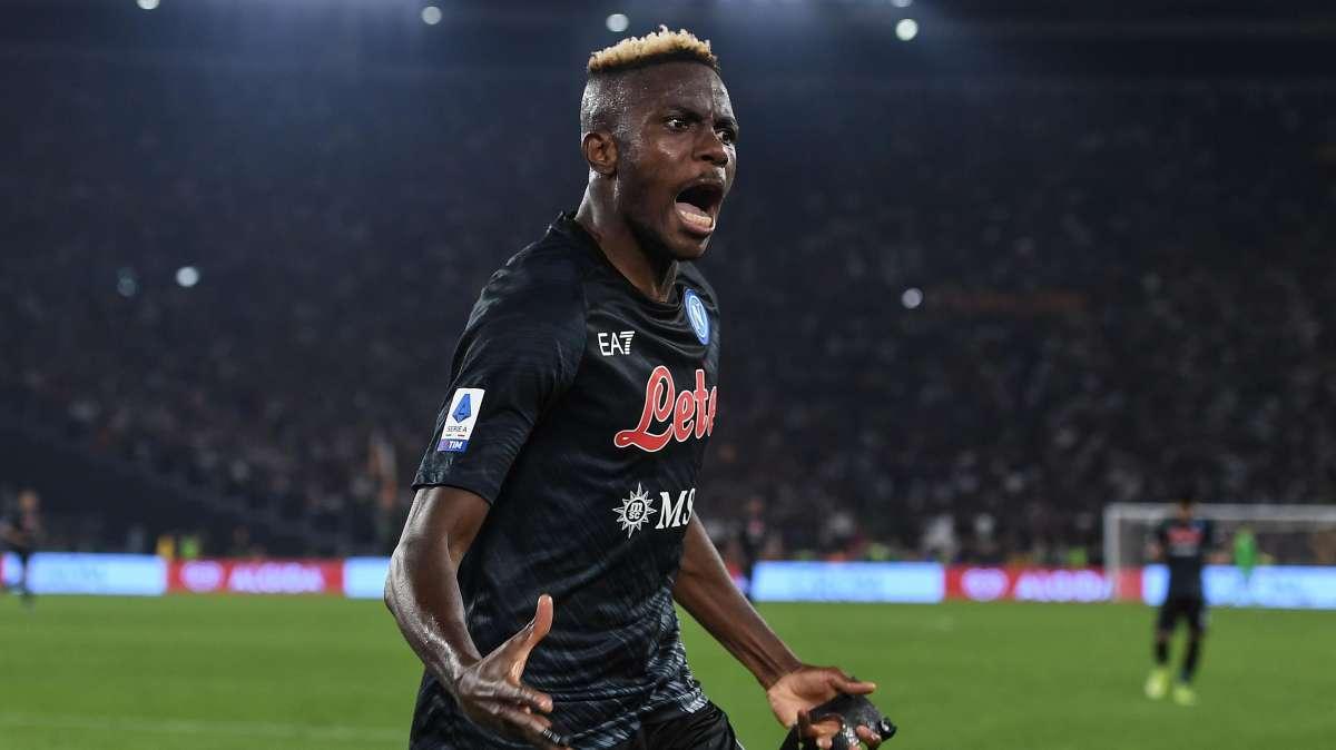 Osimhen show, i quotidiani: "Stava sbattendo su Smalling, poi gol capolavoro e sprinta fino al 95'"