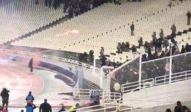 VIDEO - Caos prima di Aek-Ajax: fuoco e molotov sugli spalti, tifosi feriti