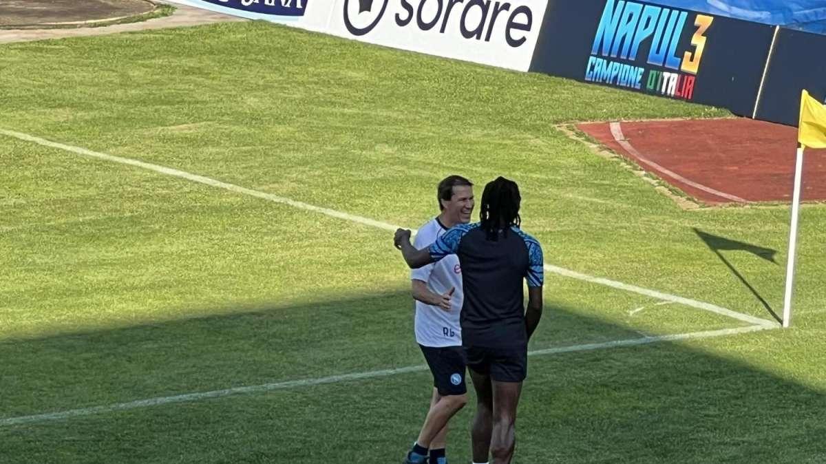 FOTO - Garcia riabbraccia Anguissa: colloquio a fine allenamento e tanti sorrisi