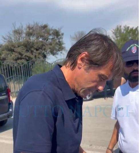 Che entusiasmo a Castel Volturno: Conte scende dall'auto ed accontenta 150 tifosi