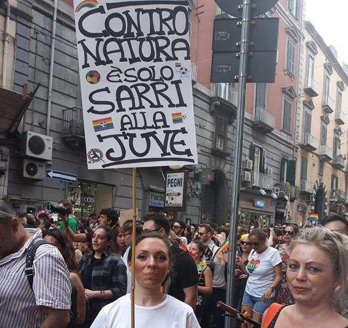 FOTO - Cartello contro Sarri al gay pride di Napoli: "Contro natura solo lui alla Juve"