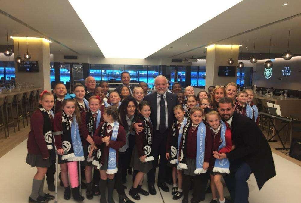 FOTO - ADL in posa con i bambini di Manchester: "L'accoglienza più bella"