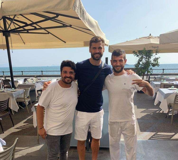 FOTO - Llorente sorridente sul lungomare: pranzo dopo il gol al Liverpool