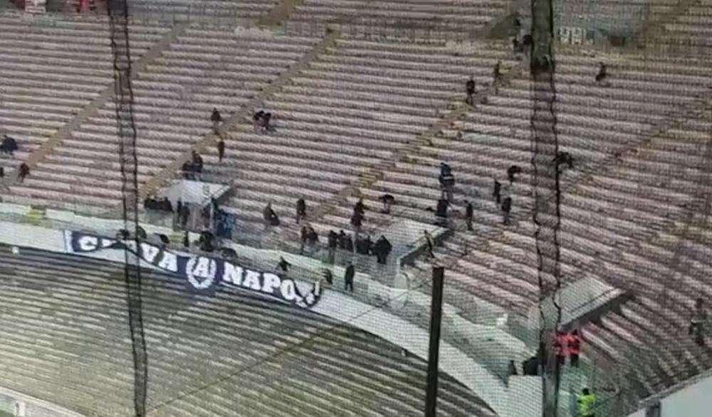 VIDEO - Caso sediolini, decine di tifosi in Curva intenti a smontare le sedute nel post Cagliari