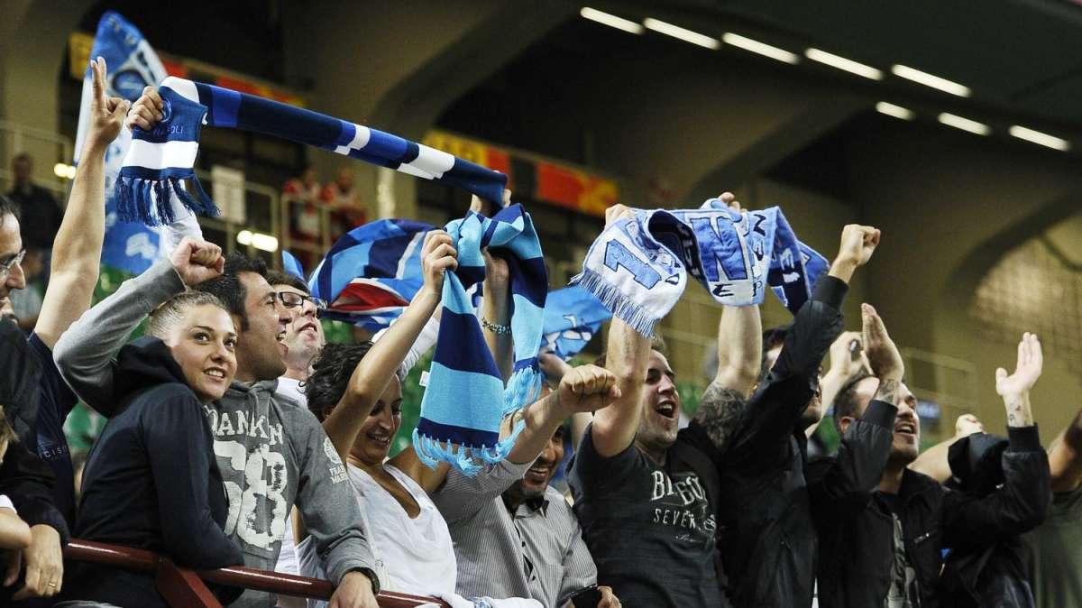 Vergogna rossonera - Due tifosi napoletani accoltellati, sasso su pullmann di tifosi azzurri