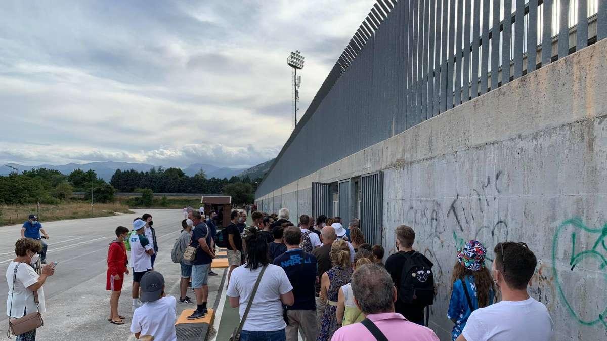 FOTO TN - Controlli rigidi e problemi tecnici al Patini: tanti tifosi ancora in fila
