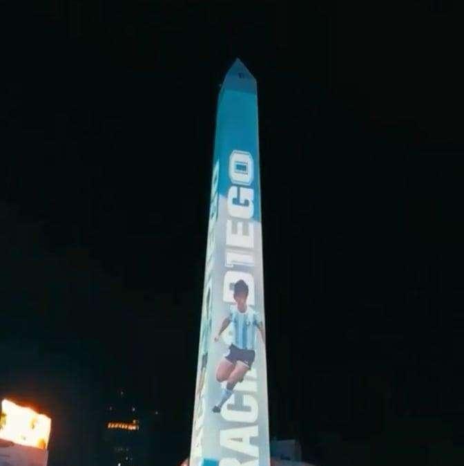 FOTO - Buenos Aires, l'Obelisco con le immagini di Maradona