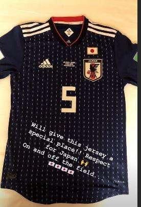 FOTO - Mertens scambia la maglia con Nagatomo: "Le darò un posto speciale! Rispetto per il Giappone"