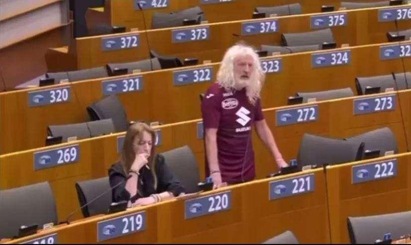 VIDEO - Incredibile al Parlamento Europeo, deputato in aula in maglia Toro: "Juve mer*a!"