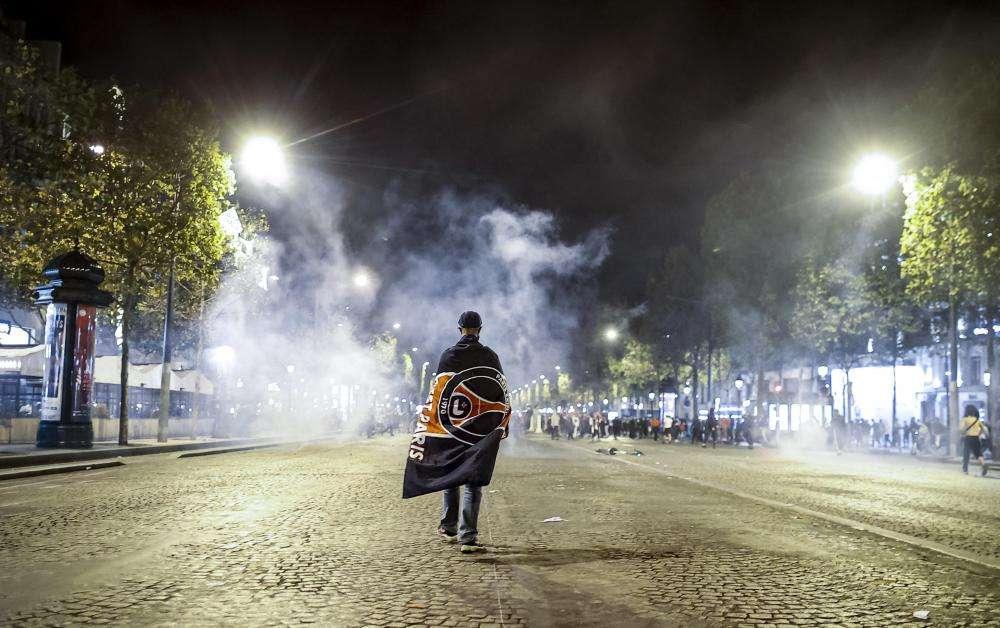 Champions League, scontri e arresti tra tifosi e forze dell'ordine a Parigi dopo il ko del PSG