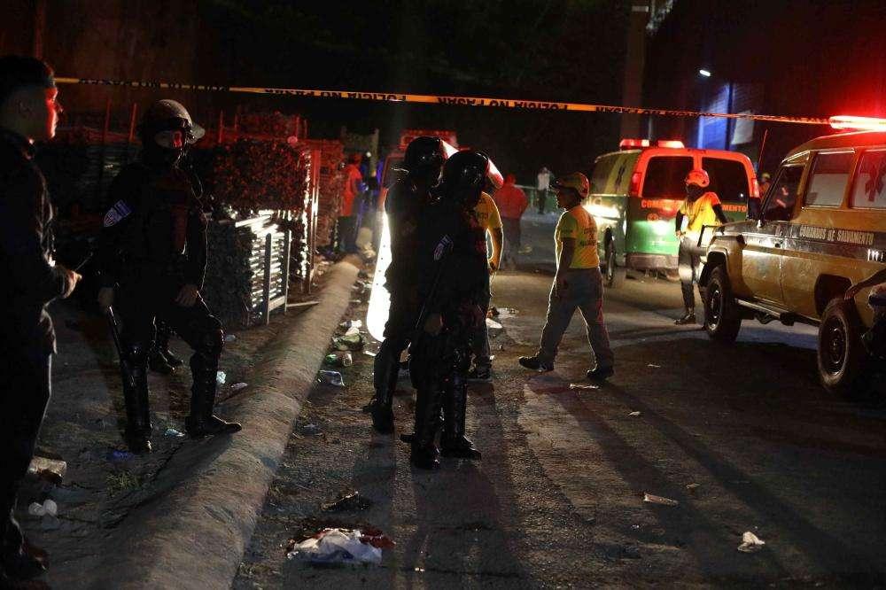 Tragedia in stadio a San Salvador, 12 morti e 500 feriti: le condoglianze di Infantino