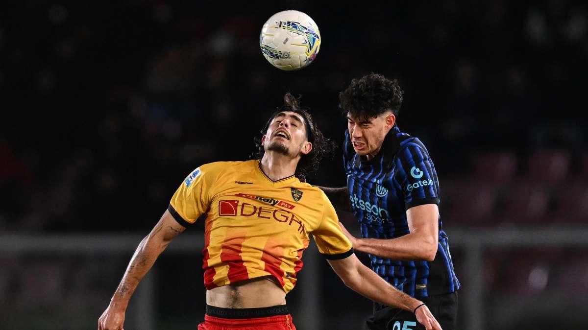 Lecce-Inter, Bastoni fischiato ad ogni tocco ma Chivu lo incoraggia: “Non ci pensare”