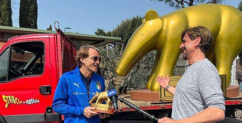 FOTO - Tapiro d'Oro gigante per il ct Mancini: "Più che meritato, ma io non mollo"