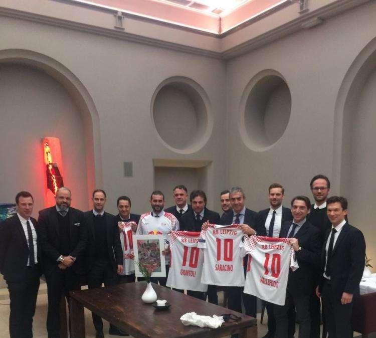 FOTO - Lipsia-Napoli, concluso il pranzo Uefa: lo scatto finale con un regalo speciale