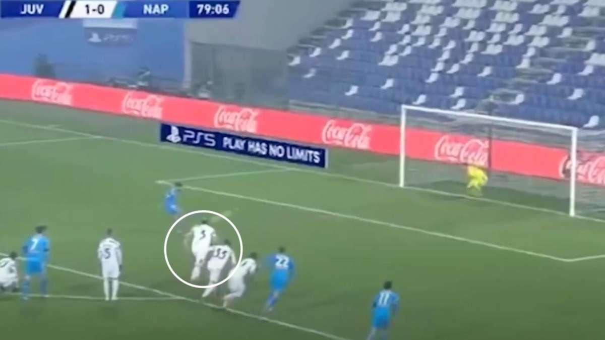 FOTO - Il rigore andava ripetuto: Chiellini già in area, lo scatto virale sui social