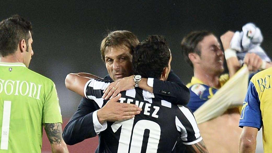 VIDEO - Conte a Tevez: "Che tu possa trasferire la tua forza ai giocatori anche da tecnico"