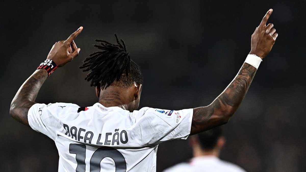 Leao contro Cassano: gli dà del pagliaccio sui social