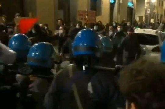 VIDEO - Proteste e scontri a Firenze: lancio di oggetti e continue cariche della polizia per il Dpcm