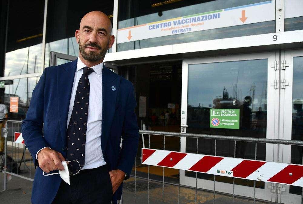 Il virologo Bassetti applaude l'Uefa: "Brava a togliere tamponi ai vaccinati"