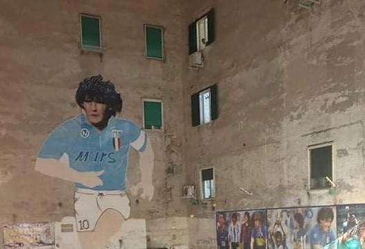 In quanti in processione al Murales Maradona: da Mourinho prima di un Napoli-Roma a Conte