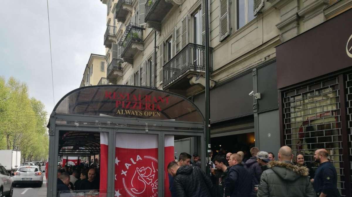 L'Ajax come il Liverpool, il club avverte i tifosi: "A Napoli potreste essere vittime di attacchi e rapine"