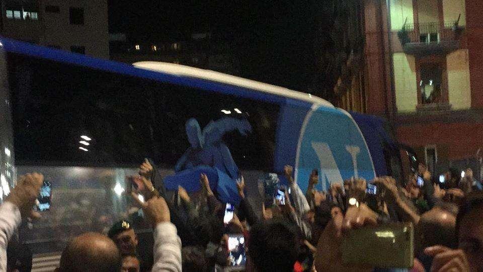 VIDEO TN - Il bus azzurro arriva al San Paolo, grande entusiasmo tra i tifosi 