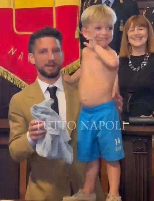 Cittadinanza onoraria a Mertens, il piccolo Ciro si prende la scena: immagini esilaranti!
