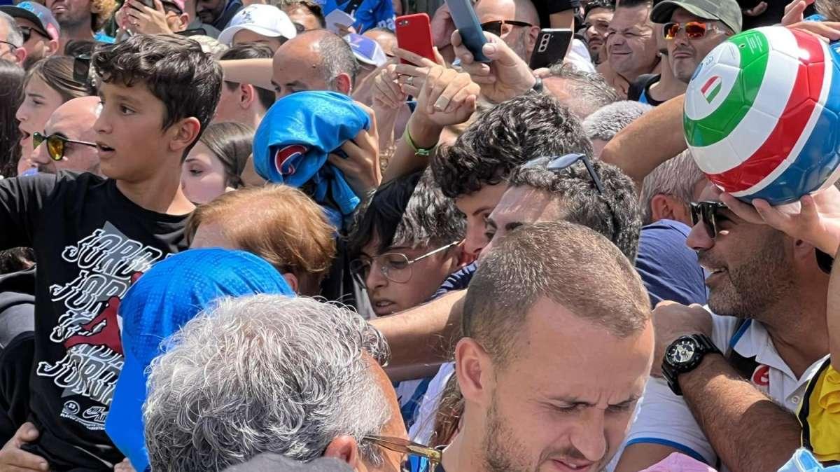 FOTO - Dimaro mai così piena: bagno di folla per Lobotka, Politano e Simeone agli autografi