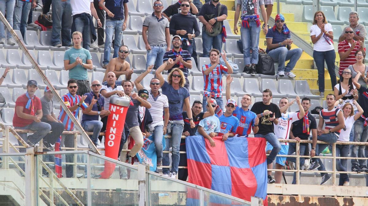 Catania, scontri tra ultras prima del match: Curva Nord e Sud si affrontano in strada