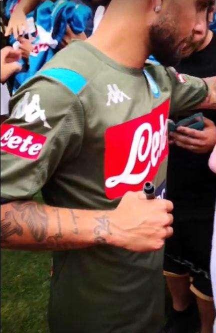 VIDEO - Primo bagno di folla per Insigne a Dimaro: quanti tifosi per lui agli autografi