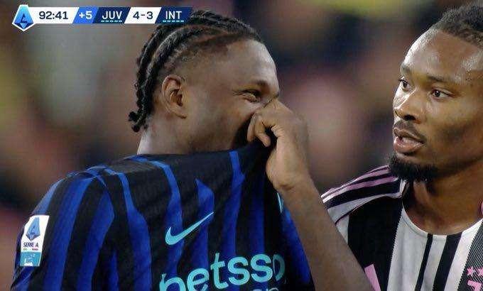 Bufera Inter! M. Thuram ride col fratello dopo aver subito il gol del 4-3