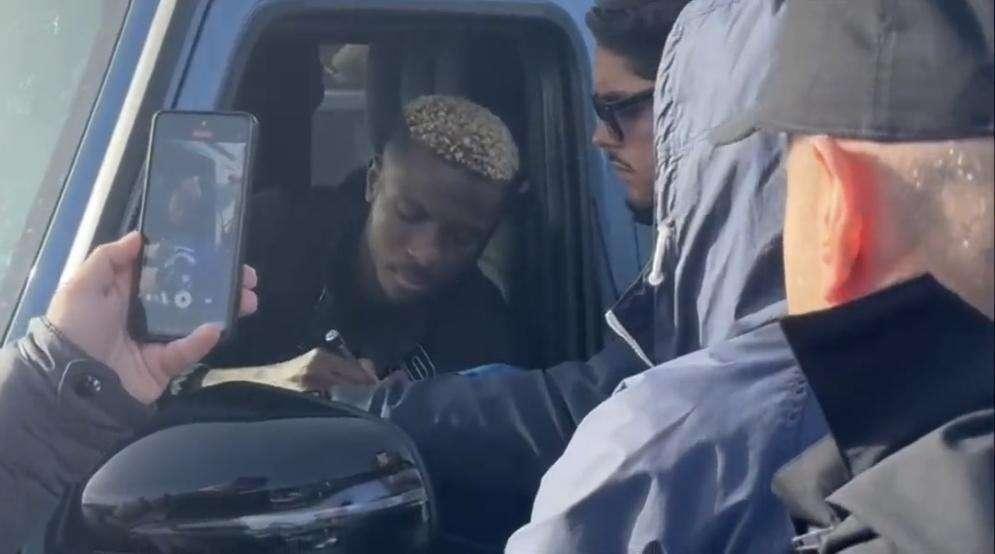 VIDEO - Mazzarri e Osimhen si concedono ai tifosi: selfie e autografi dopo l'allenamento