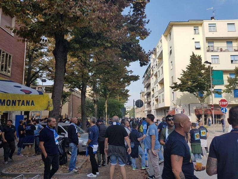 FOTO - Clima d'amicizia a Ferrara: tifosi di SPAL e Napoli si mescolano in città