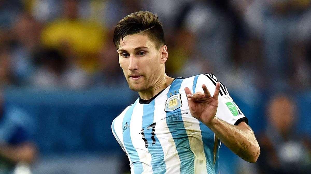 FOTO - L'ex Fernandez da brividi: scende in campo con la dieci di Maradona