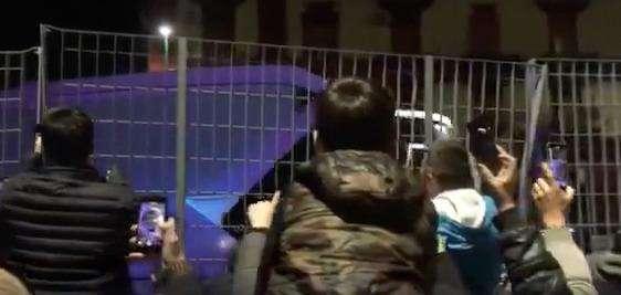 VIDEO - Arrivato il bus del Barça al San Paolo: bordata di fischi per gli spagnoli